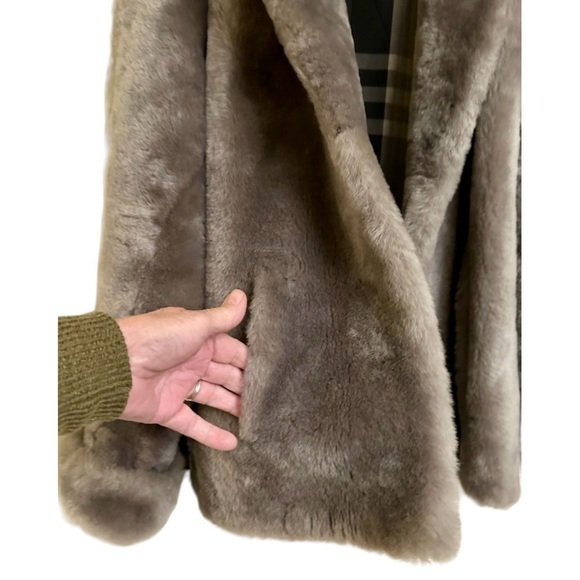 WOMENS, VINTAGE FUR, SHORT COAT IN GREY/TAUPE COLOR. BLACK PLAID LINING. - Picture 2 of 7